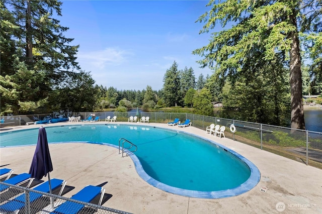 7511 Kittiwake Dr SE, Olympia, WA 98513 - community pool with a patio and view of wooded area