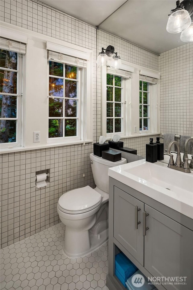 1600 Interlaken Pl E, Seattle, WA 98112 - bathroom featuring tile walls, vanity, and tile patterned flooring
