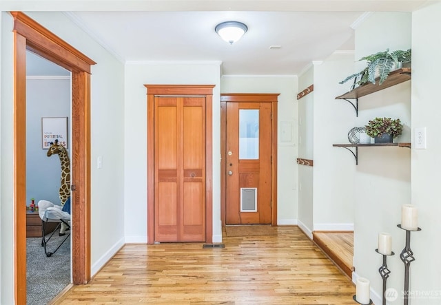 13257 4th Ave S, Burien, WA 98168 - entryway featuring light wood-style floors and crown molding