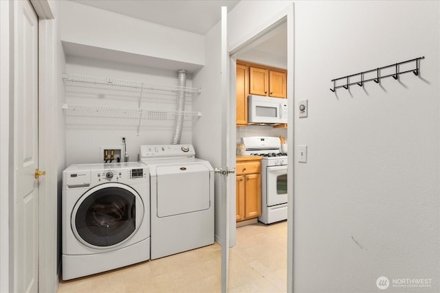8500 Main St Unit F205, Edmonds, WA 98026 - laundry room with washing machine and clothes dryer and light floors