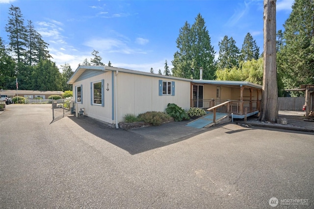 8265 Skeena Way, Blaine, WA 98230 - manufactured / mobile home featuring a porch