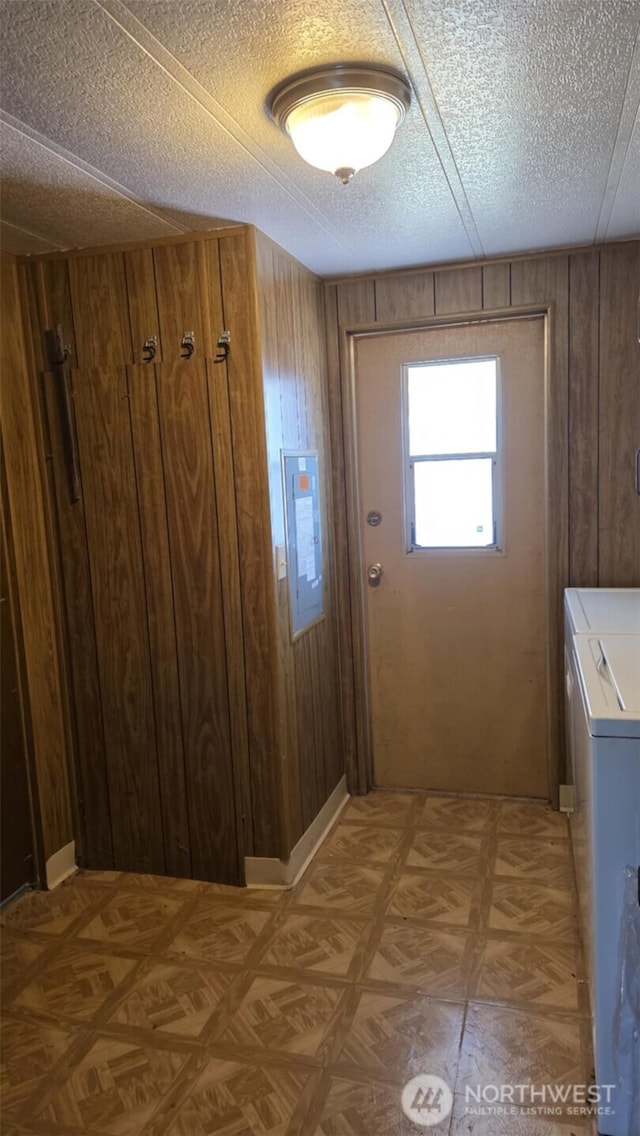 511 Leisure Cir, Aberdeen, WA 98520 - laundry room featuring wood walls, a textured ceiling, and light flooring