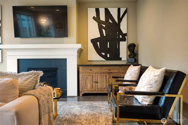 619 Graham Ave NE, Renton, WA 98059 - sitting room with a fireplace