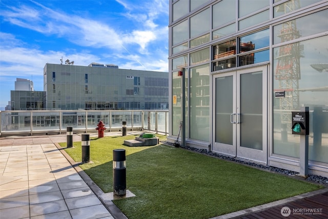 583 Battery St Unit 3802, Seattle, WA 98121 - surrounding community featuring a yard