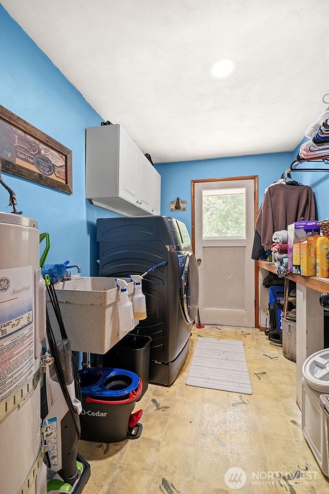 1315 Thomas St, Aberdeen, WA 98520 - washroom with cabinet space, gas water heater, and washing machine and clothes dryer