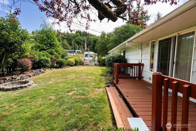 1315 Thomas St, Aberdeen, WA 98520 - view of grassy yard featuring a deck