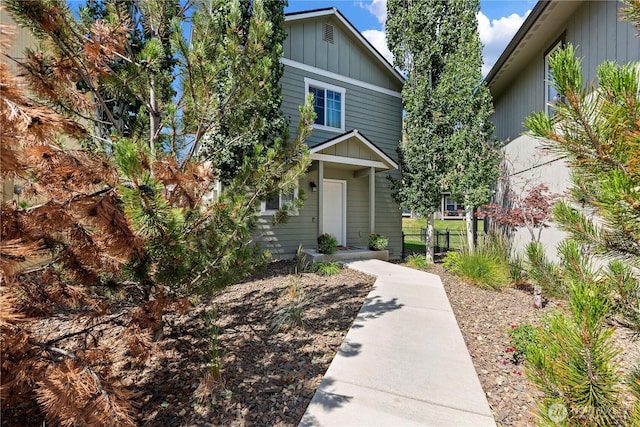 300 Saddlehorn Ln, Wenatchee, WA 98801 - view of front of home featuring board and batten siding