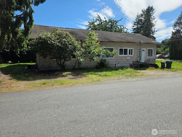 303 S Baker St, Mount Vernon, WA 98273 - view of front facade with a shingled roof