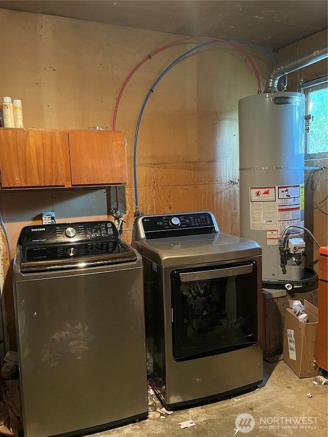 1610 M St NE, Auburn, WA 98002 - laundry area featuring washer and clothes dryer and water heater