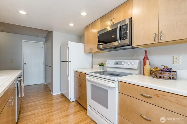 2913 27th St SE, Auburn, WA 98092 - kitchen featuring stainless steel appliances, light wood-style flooring, light countertops, and recessed lighting