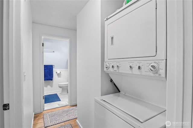 1211 N 8th St Unit 4, Mount Vernon, WA 98273 - washroom featuring stacked washer / drying machine and light wood finished floors