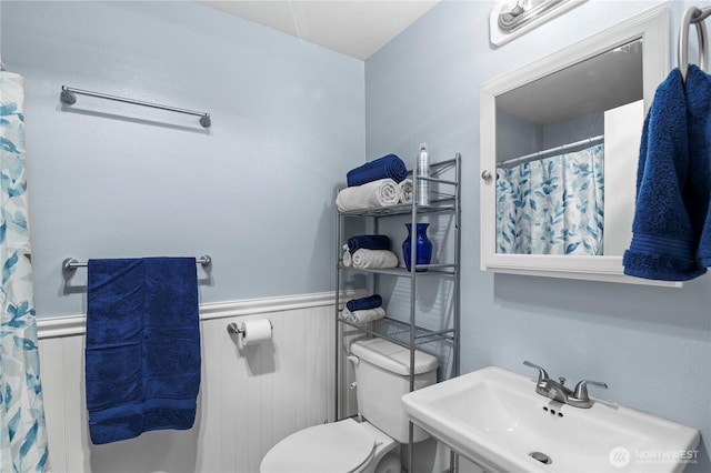 1211 N 8th St Unit 4, Mount Vernon, WA 98273 - full bathroom featuring a sink and wainscoting