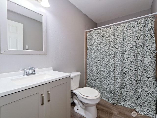 2716 S 256th Pl, Kent, WA 98032 - bathroom featuring wood finished floors, vanity, and a shower with curtain
