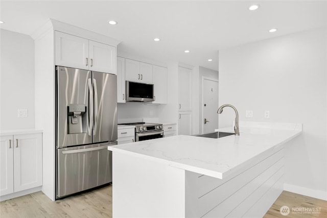 610 Northshore Dr Unit 6123, Bellingham, WA 98226 - kitchen featuring stainless steel appliances, a peninsula, light wood-type flooring, white cabinets, and recessed lighting