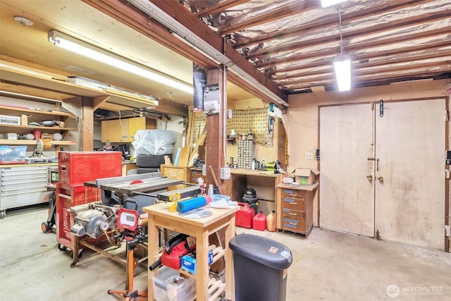 1515 NE 106th St, Seattle, WA 98125 - garage with a workshop area
