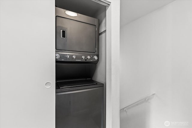 728 NW 189th Ln, Shoreline, WA 98177 - washroom featuring stacked washer and clothes dryer