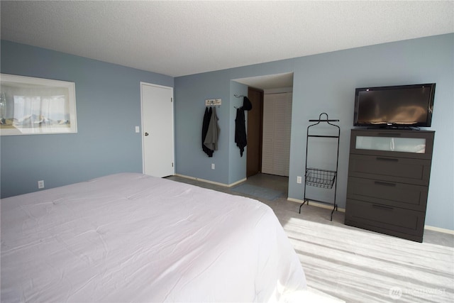 28635 11th Ave S, Federal Way, WA 98003 - bedroom featuring a textured ceiling and light carpet