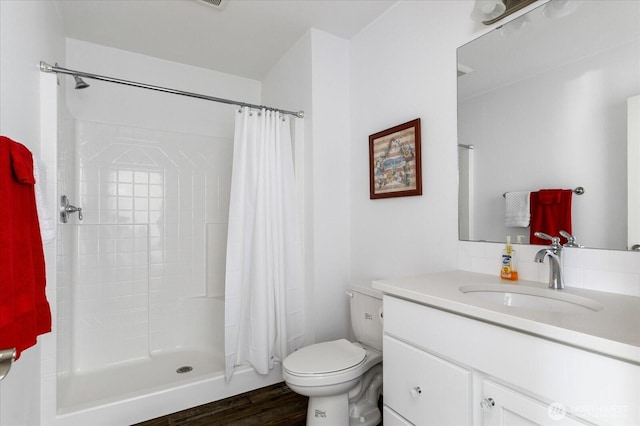 1156 Halsey Ave, Coupeville, WA 98239 - bathroom featuring vanity, curtained shower, and wood finished floors