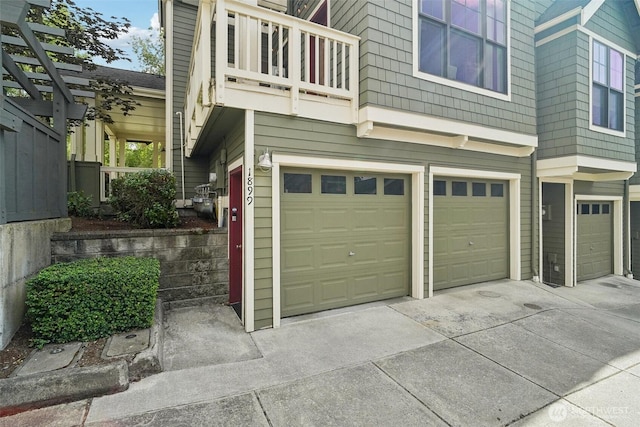 1899 NE Kenyon Ct, Issaquah, WA 98029 - garage featuring driveway