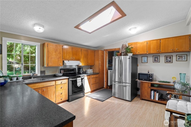 472 Iris Ln, Camano Island, WA 98282 - kitchen featuring stainless steel appliances, under cabinet range hood, light wood finished floors, a textured ceiling, and dark countertops