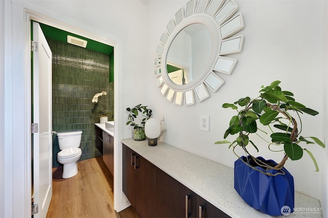 1117 34th Ave Unit B, Seattle, WA 98122 - bathroom featuring wood finished floors, vanity, and tiled shower