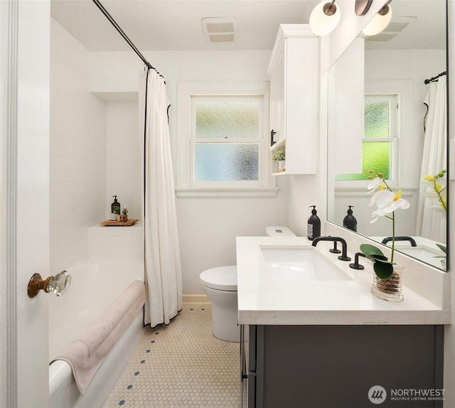 6518 18th Ave NE, Seattle, WA 98115 - full bath with vanity and shower / tub combo
