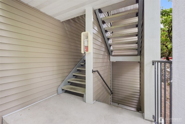 9822 NE 122nd St Unit U101, Kirkland, WA 98034 - view of stairway