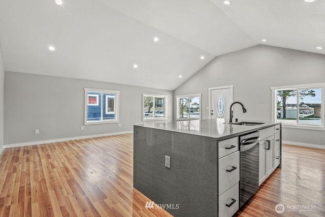 970 9th Ave, Longview, WA 98632 - kitchen featuring vaulted ceiling, open floor plan, light wood finished floors, an island with sink, and recessed lighting