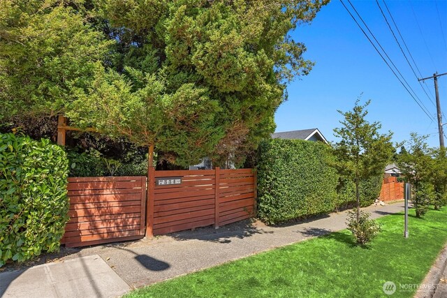 7554 34th Ave SW, Seattle, WA 98126 - view of yard