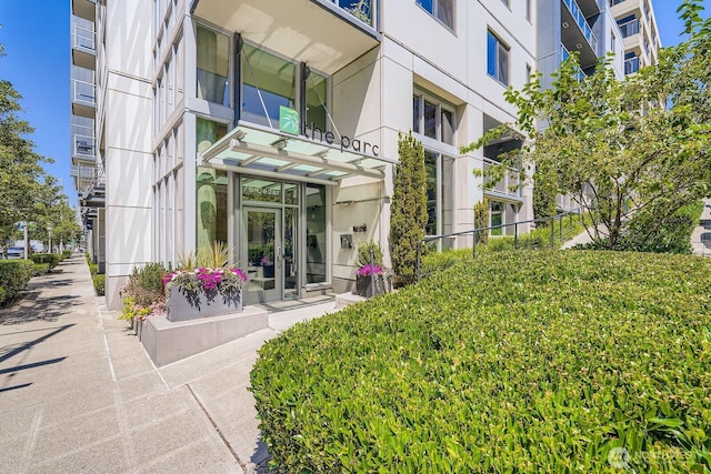 76 Cedar St Unit 806, Seattle, WA 98121 - doorway to property featuring stucco siding