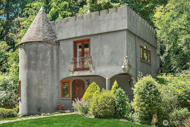 24917 Dockton Rd SW, Vashon, WA 98070 - view of front facade featuring a balcony and a front lawn