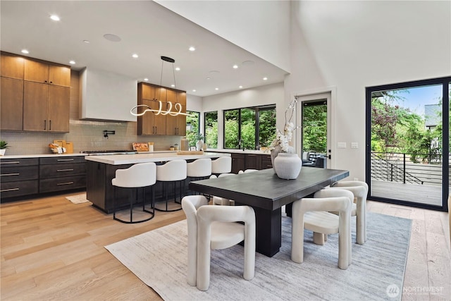 5515 108th Ave NE, Kirkland, WA 98033 - dining area featuring light wood-type flooring, recessed lighting, and a towering ceiling