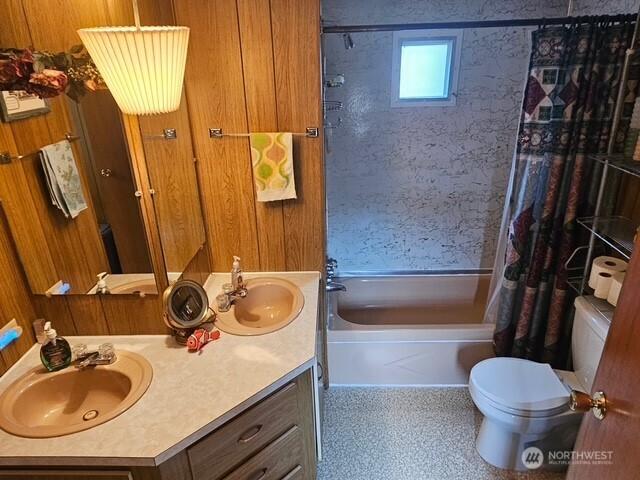 3906 L Pl, Seaview, WA 98644 - full bath with double vanity and shower / bath combination with curtain