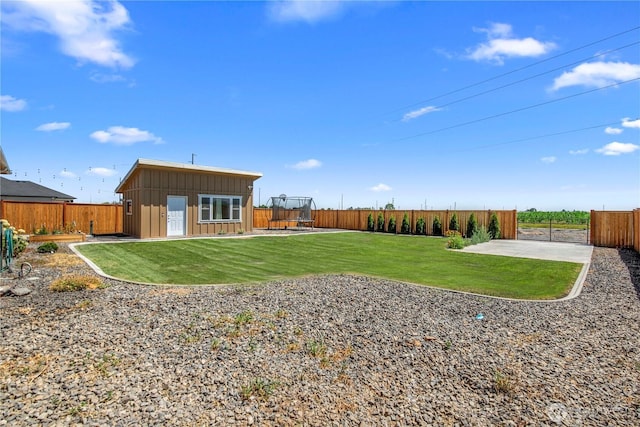 832 Q St SW, Quincy, WA 98848 - fenced backyard with a trampoline and an outbuilding