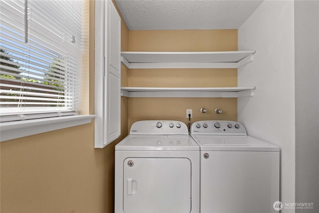 1315 Gaspar St, Wenatchee, WA 98801 - laundry area featuring washing machine and dryer and a textured ceiling