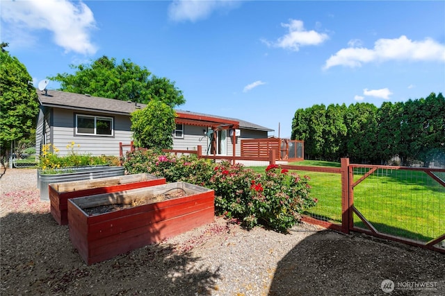 1315 Gaspar St, Wenatchee, WA 98801 - view of yard featuring a garden