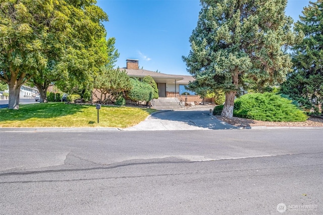 386 Mocliff Rd, Ephrata, WA 98823 - obstructed view of property featuring a front lawn and a chimney