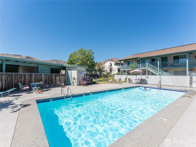 10 S Cove Ave Unit 21, Wenatchee, WA 98801 - community pool with a patio area and a residential view