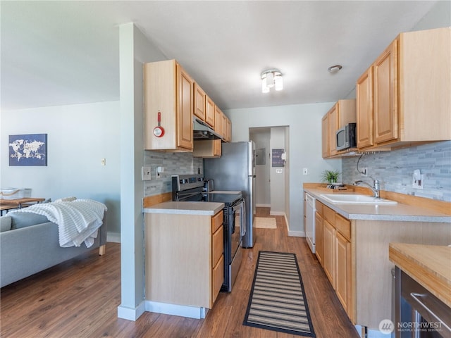 10 S Cove Ave Unit 21, Wenatchee, WA 98801 - kitchen featuring stainless steel appliances, under cabinet range hood, light brown cabinetry, and light countertops