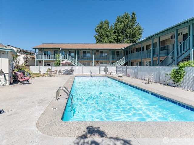 10 S Cove Ave Unit 21, Wenatchee, WA 98801 - community pool with stairway and a patio