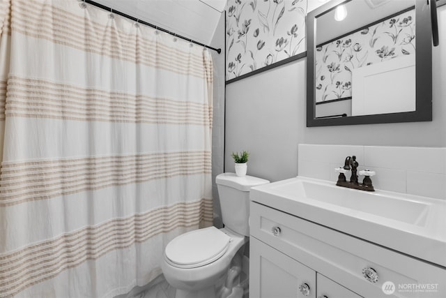 709 7th St SW, Puyallup, WA 98371 - bathroom featuring vanity and curtained shower