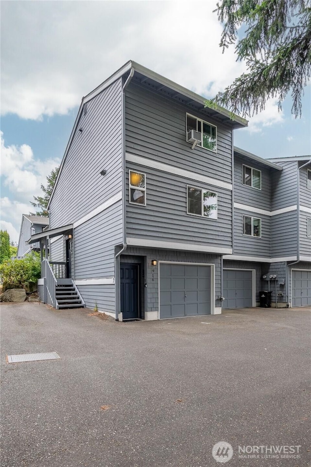 916 N 165th St Unit 7, Shoreline, WA 98133 - view of side of home with a garage