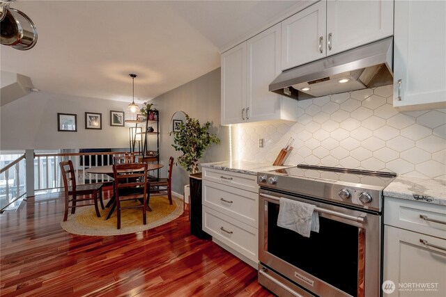 916 N 165th St Unit 7, Shoreline, WA 98133 - kitchen featuring stainless steel electric stove, under cabinet range hood, wood finished floors, and white cabinets