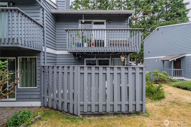 916 N 165th St Unit 7, Shoreline, WA 98133 - rear view of property with a balcony