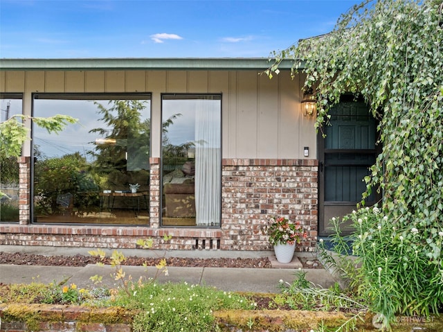 152 E Park Ln, Port Angeles, WA 98362 - entrance to property featuring brick siding