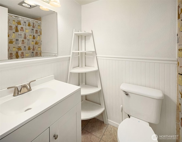 2506 S 317th St Unit 103, Federal Way, WA 98003 - bathroom with a wainscoted wall, vanity, and curtained shower