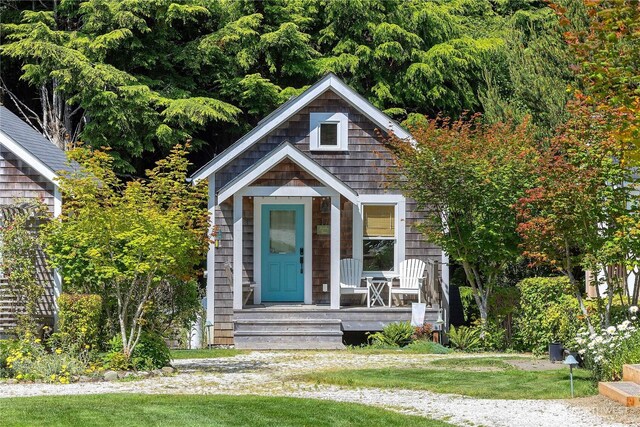 17 Beach Cabin Ln, Pacific Beach, WA 98571 - bungalow-style house with a porch