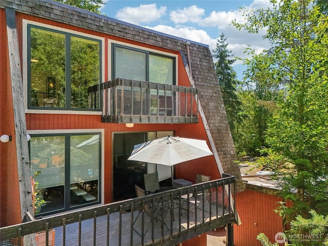 10765 Burke Ave N Unit 14, Seattle, WA 98133 - view of property exterior with mansard roof and a balcony