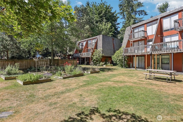 10765 Burke Ave N Unit 14, Seattle, WA 98133 - view of yard featuring a garden