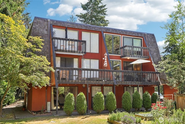 10765 Burke Ave N Unit 14, Seattle, WA 98133 - back of property with a balcony